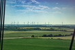 Felder, Wälder und Wiesen vor einem blauen Himmel im Hochsommer in Polen. Panorama Poster Fotografie an einem friedlichen, menschenleeren Tag bei strahlendem Sonnenschein ohne Menschen.