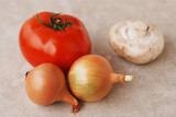 Fototapeta Kuchnia - Świeże, dojrzałe warzywa i owoce na stole, pomidor, cebule i pieczarka, gotowanie z naturalnych produktów, zdrowa dieta dla wegan i wegetarian