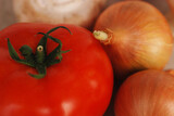 Fototapeta Kuchnia - Warzywa i owoce na stole, zbliżenie na pomidory i cebule
