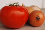 Fototapeta Kuchnia - Warzywa i owoce na stole, zbliżenie na pomidory i cebule