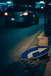 znak drogowy leżący na ziemi samochód ulica noc