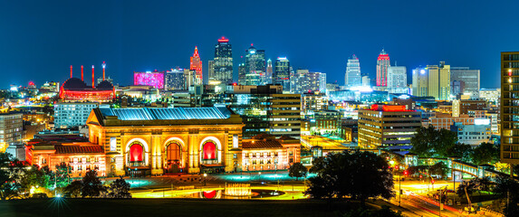 Fototapete - Kansas City skyline by night, viewed from Liberty Memorial Park, near Union Station. Kansas City is the largest city in Missouri.