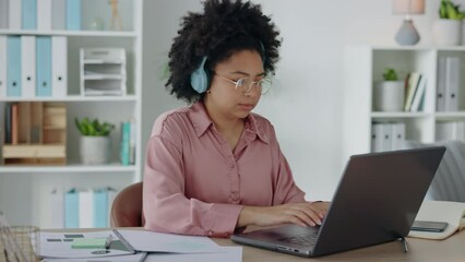 Fototapete - Computer, creative black woman with laptop, glasses and headphones working with SEO data review, project management or UX schedule. Digital marketing, research or big data analytics with web software