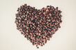 Kaffee Bohnen in Herz Form auf einer hellen Oberfläche von Oben