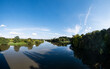 Panorama błękitnej rzeki Odry na terenach podmiejskich o letniej porze w zachodniej Polsce