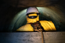 Employees Inspect By Taking Photographs Of Internal Pressure Tanks In Confined Spaces.
