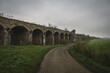 historische Eisenbahnbrücke Ruine aus ziegelsteinen und stahl im 2. weltkrieg zerstört