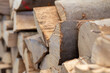 Seitenansicht mehrerer gestapelter Holzscheite aus Buchenholz zum heizen mit einem Kamin