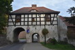Brama z pruskim murem w starym miasteczku, Polska