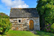 Maisonnette en pierres de granit et ardoises typique en Bretagne 