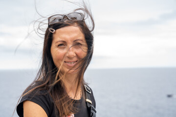 Canvas Print - Smiling happy woman in front of the sea