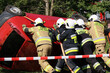 Akcja straży pożarnej podczas wypadku samochodowego. Ratowanie rannego kierowcy.. Ćwiczenia straży pożarnej. 