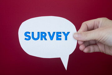 Aufkleber - Speech bubble in front of colored background with Survey text.