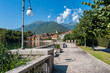 Seepromenade mit Lago di Mergozzo und Dorf Mergozzo. Province of Piedmont in Northern Italy.