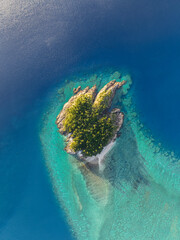 Wall Mural - High angle aerial drone view of Arkhurst Island, a small islet next to Hayman Island, a luxury resort hotel in the Whitsunday Islands group near the Great Barrier Reef in Queensland, Australia.