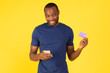 © Prostock-studio - African Guy Shopping Online Via Smartphone And Credit Card, Studio