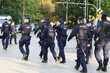 Polska policja na zabezpieczeniu zgromadzenia publicznego w czasie kampanii wyborczej. 