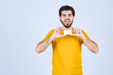 Canvas Print - Man showing his business card and presenting himself with a confidence