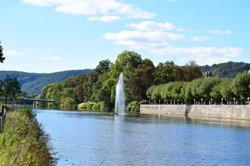 Canvas Print - schwimmende Fontäne in der Lahn am Kurpark