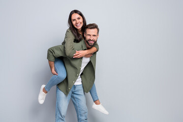 Poster - Photo of young cheerful lovely couple soulmate romance have fun bonding isolated over grey color background