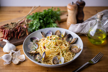 Poster - spaghetti alle vongole in bianco, pasta with clams