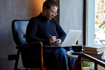 Young woman work in cafe.