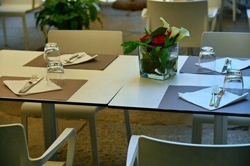 Canvas Print - Empty restaurant tables set in the terrace waiting customers for dinner