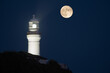 十六夜の月と灯台の光