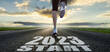 Sportliches Mädchen läuft auf das neue Jahr 2023 zu .  Ambitionen - Herausforderungen -Plänen - Ziele