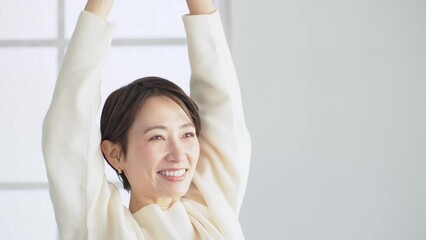 Poster - リラックスする女性　ボディケア　健康