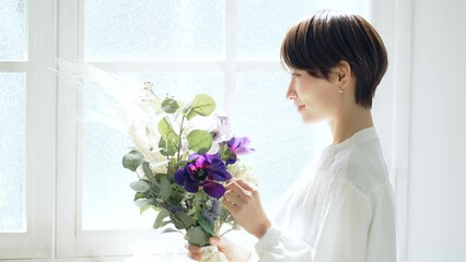 Aufkleber - 花束を持つ女性　美容イメージ　フラワーアレンジメント　フラワーコーディネーター