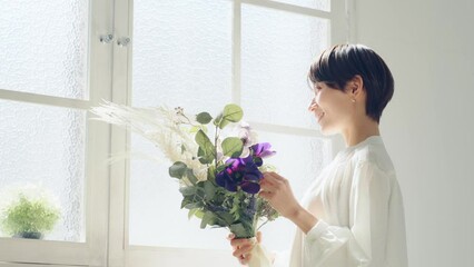 Aufkleber - 花束を持つ女性　美容イメージ　フラワーアレンジメント　フラワーコーディネーター