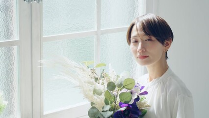 Aufkleber - 花束を持つ女性　美容イメージ　フラワーアレンジメント　フラワーコーディネーター