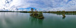 wyspa bezludna na jeziorze, panorama jesienią z lotu ptaka