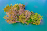 Fototapeta  - Bezludna wyspa na jeziorze, jesienią z lotu ptaka