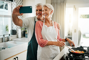 Canvas Print - Old couple, phone selfie and cooking in kitchen, delicious meal and food in home. Love, smile and happy elderly retired romantic man and woman cook breakfast in the morning and take picture together.