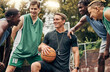 © Clement Coetzee/peopleimages.com - Basketball coach talking to his team during a training session on outdoor court. Teamwork, motivation and inspiration speech from trainer for basketball team having fun and learning in a sports game