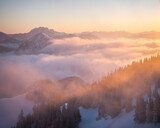 Fototapeta Na ścianę - Wolken und Nebel ziehen über die Wälder der Bayerischen Voralpen nach Sonnenaufgang