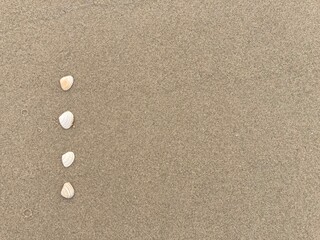 Aufkleber - Seashells arranged as bullet points in sand on beach