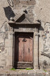 Belle porte ancienne datée de 1700 dans le village auvergnat de Salers (Cantal)