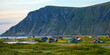 Zelten auf einem Campingplatz am Strand auf den Lofoten mit dem Meer und Berge im Hintergrund
