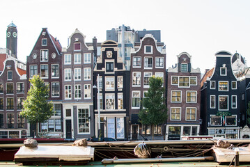 Edificios, juntos y estrechos de ladrillo, inclinados  con ventanas blancas   en amsterdam, países bajos, holanda