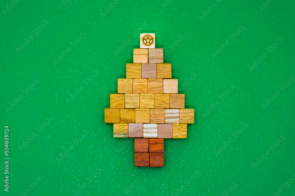 クリスマスカラーで作ったウッドキューブのクリスマスツリーの背景
