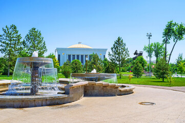 Canvas Print - The fountains on the square in Tashkent, Uzbekistan