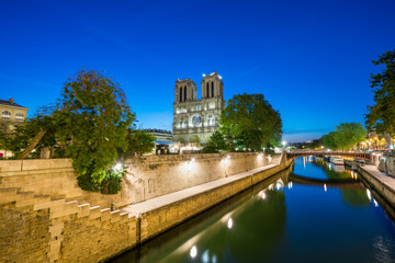 Canvas Print - Notre Dame cathedral at blue hour in Paris. France