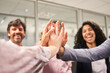 © Robert Kneschke - Junge Geschäftsleute im Startup Team beim High Five