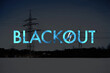 Blackout Schriftzug im kalten Blau und durchgestrichenen Energieblitzsymbol, Zusammenbruch des Stromnetzes, der Energieversorgung im Winter, Strommasten, Gasmangel, Energiekrise, Atomenergie, Russland
