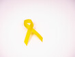 Żółta wstążka na białym tle - endometrioza