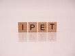IPET  - napis z drewnianych kostek	