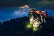 Die Burg von Bled in Slowenien bei Nacht
